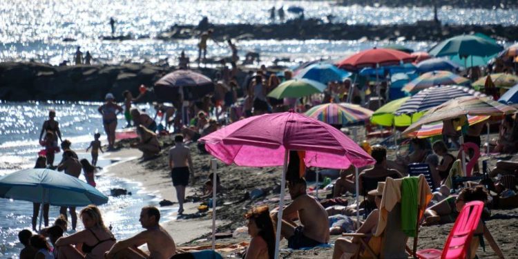 La spiaggia di Ostia (LaPresse)