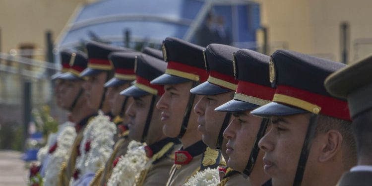 Una guardia d'onore egiziana durante i funerali dell'ex presidente Mubarak, nel febbraio scorso (LaPresse)