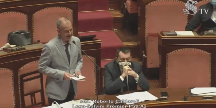 Roberto Calderoli nell'aula del Senato