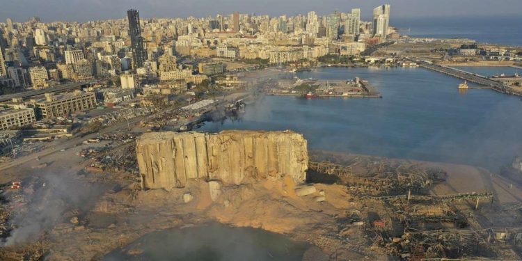 Beirut. Il luogo dell'esplosione visto dal drone (LaPresse)