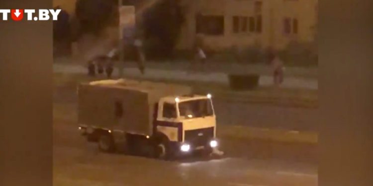 Bielorussia, camion polizia investe manifestante a Minsk