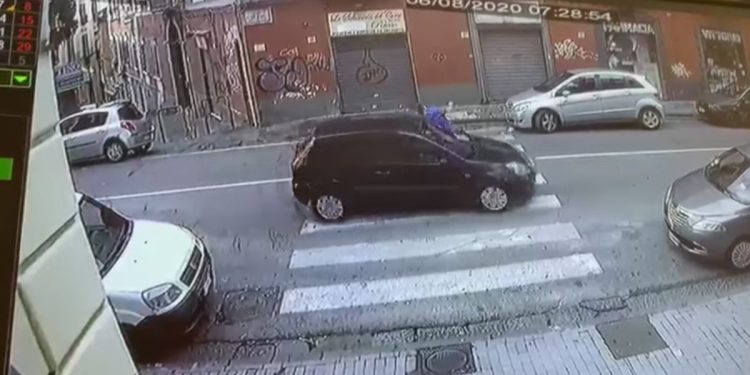 Napoli, investe uomo e scappa