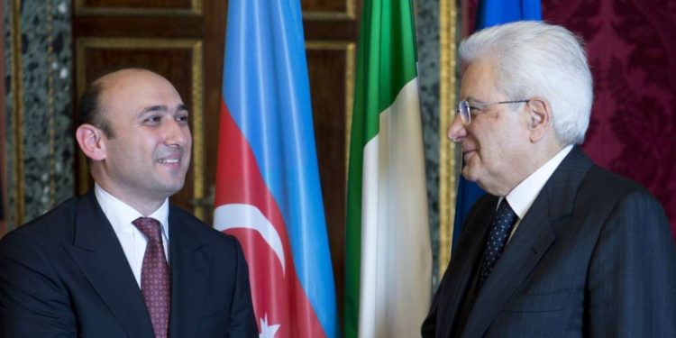 L'ambasciatore dell'Azerbaigian in Italia, Mammad Ahmadzada, con Sergio Mattarella (Foto Ambasciata dell'Azerbaigian)