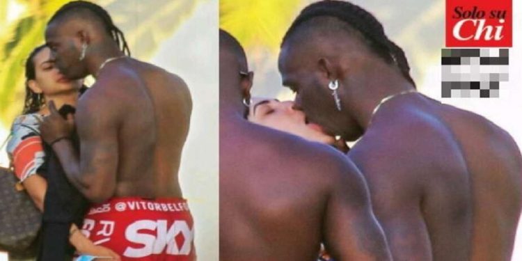 Mario Balotelli baci con una mora, foto di CHI