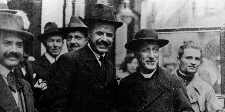 Filippo Meda e Luigi Sturzo nel 1917 all'uscita del Parlamento (Lapresse)