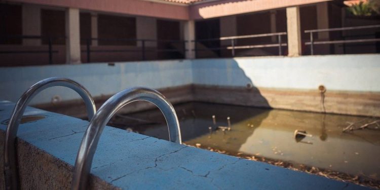 Brescia, 26enne grave dopo tuffo in piscina