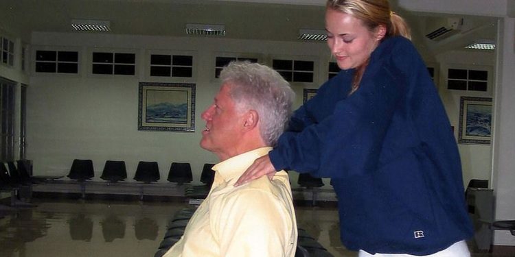 Bill Clinton e la foto del massaggio ricevuto nel 2002