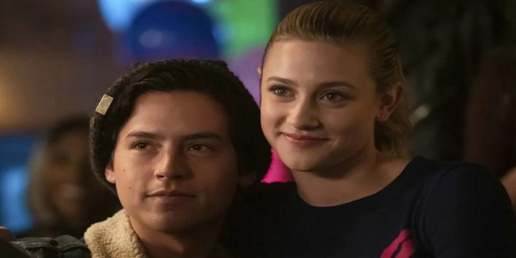 Cole Sprouse e Lili Reinhart di Riverdale si sono lasciati