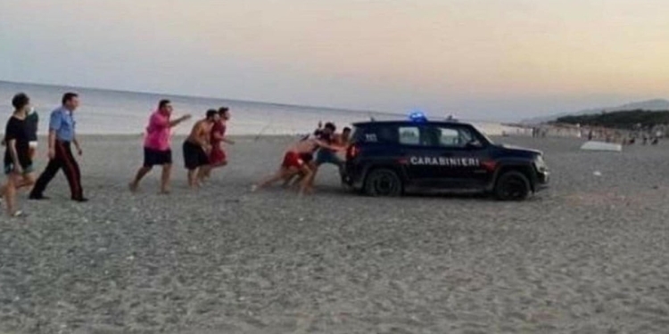 La foto virale sui carabinieri "insabbiati"