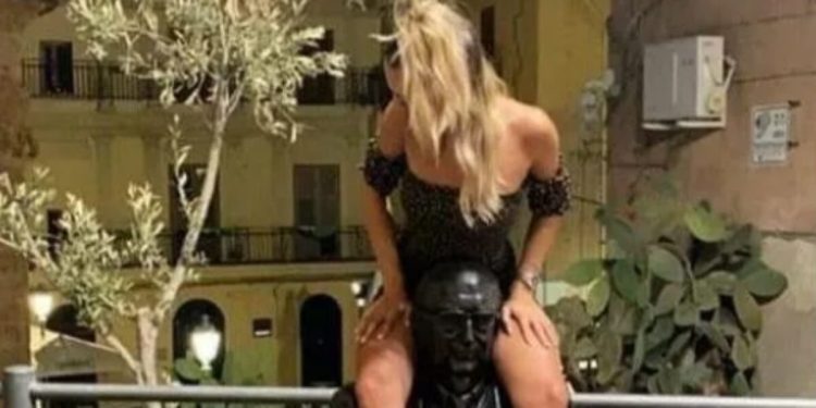 Ragazza in minigonna cavalcioni su statua Camilleri ad Agrigento (foto da web)