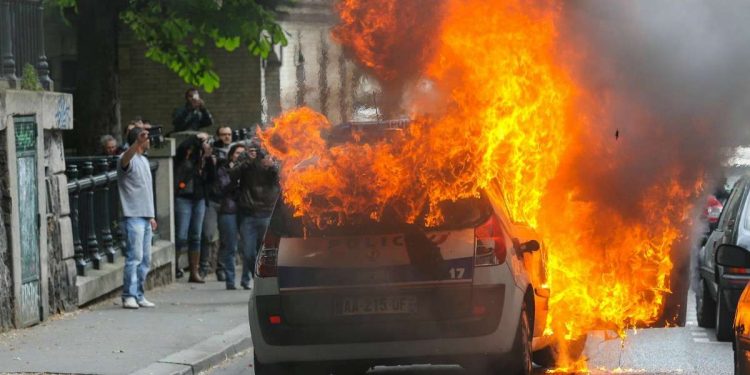 Notte di violenza a Parigi (Foto LaPresse)