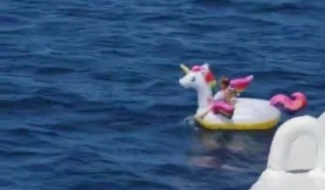 Bimba alla deriva su unicorno in Grecia