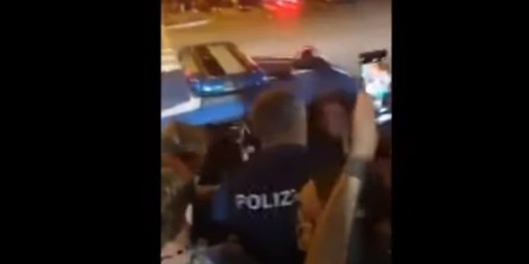 Agenti di Polizia accerchiati a Marina di Carrara, foto da Youtube