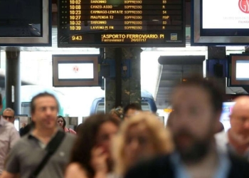 Pendolari nella stazione di Milano Cadorna (LaPresse)