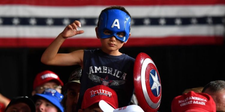 Un piccolo "Capitan America" in una convention presidenziale americana (LaPresse)