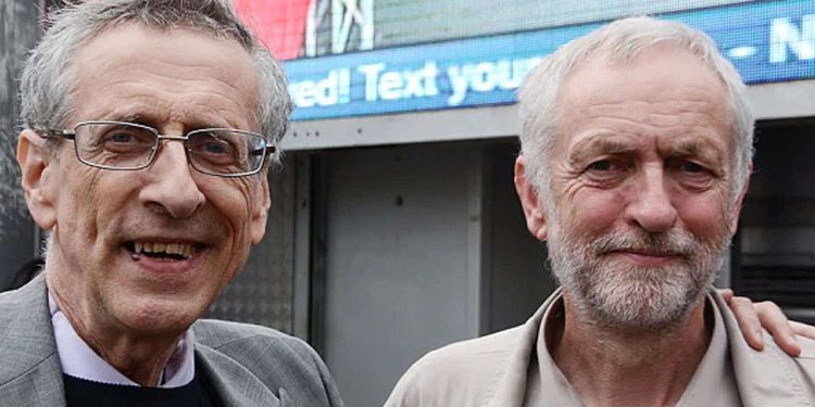 Piers Corbyn (a sinistra) assieme a suo fratello Jeremy