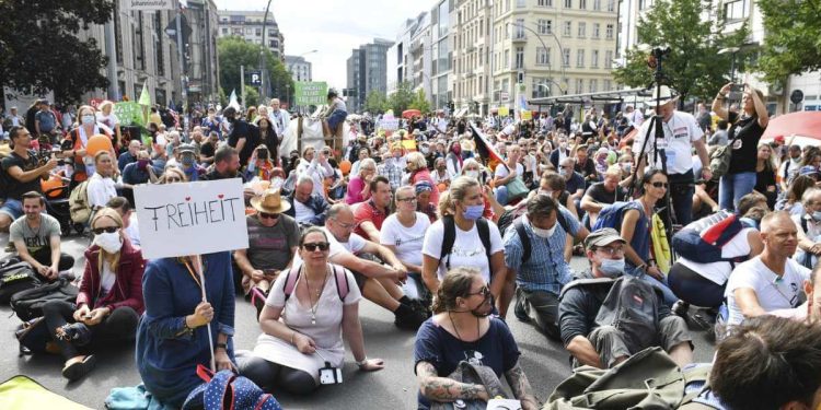 Proteste in Germania contro i provvedimenti anti-Covid del governo (LaPresse)