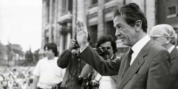 Enrico Berlinguer, segretario generale del Pci, in piazza San Giovanni a Roma negli anni 70 (LaPresse)