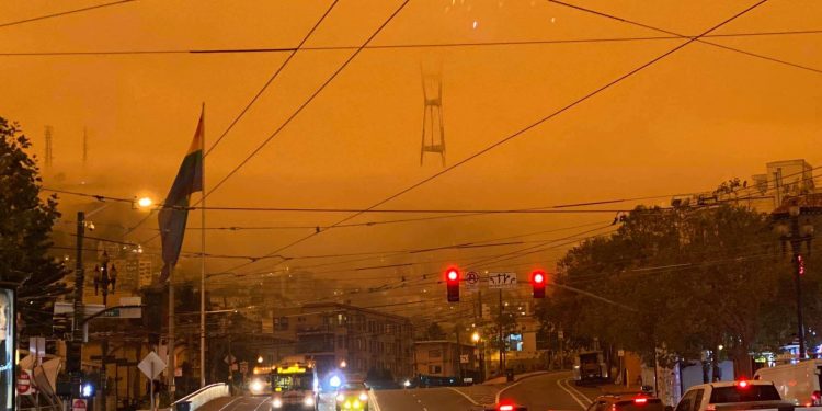 Cielo arancione su San Francisco (foto: Twitter)