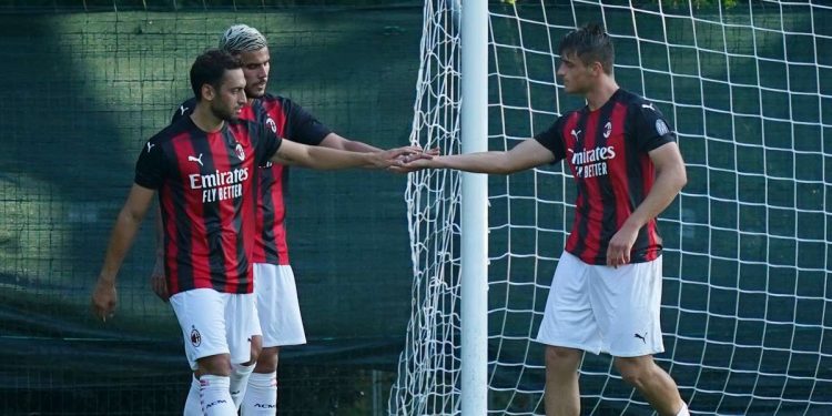 Hakan Calhanoglu e Theo Hernandez
(Foto LaPresse)