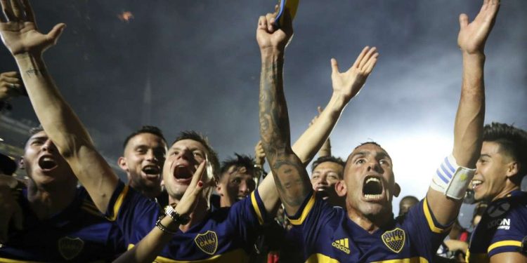 Tevez e i giocatori del Boca Juniors (Foto LaPresse)