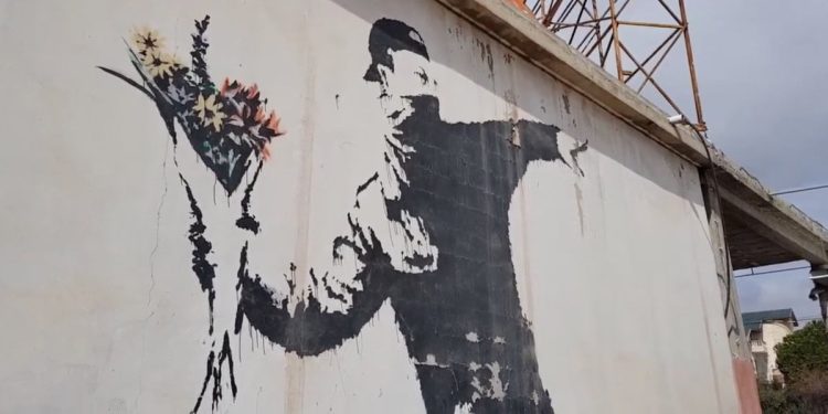 Flower Thrower di Banksy (Foto: YouTube)