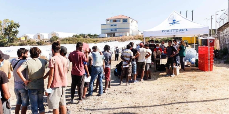 A Lesbo, davanti alla tenda del progetto Arca (Foto d'archivio)