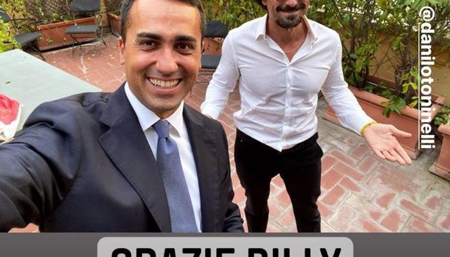 Toninelli e Di Maio, selfie sfottò a Costacurta