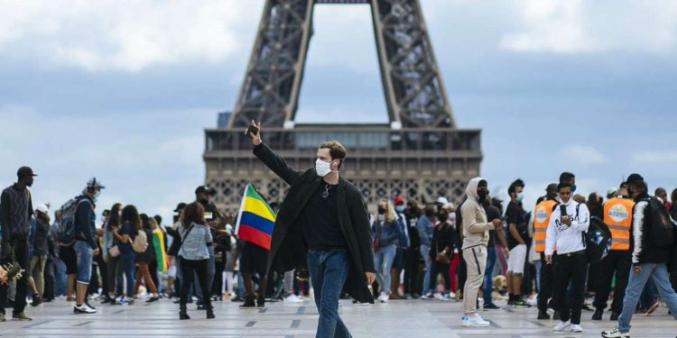 A Parigi, durante una recente manifestazione contro l'uso delle mascherine (LaPresse)