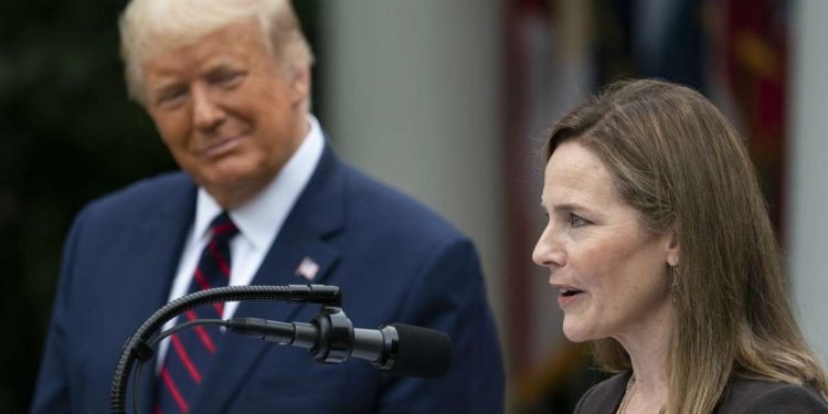 Donald Trump con Amy Coney Barrett (LaPresse)