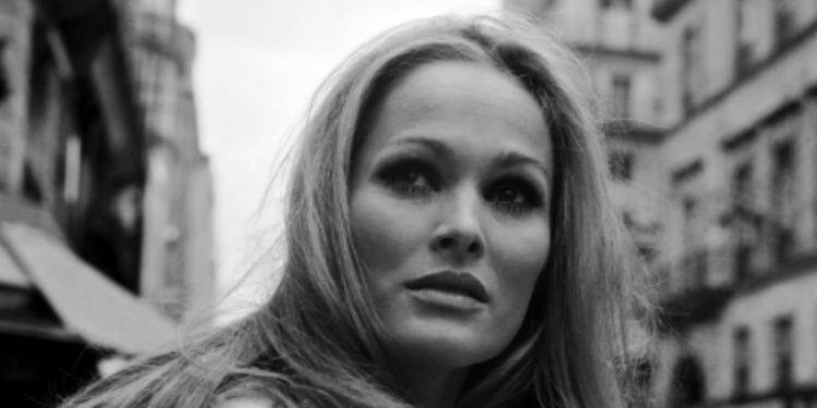 Ursula Andress, foto da Twitter