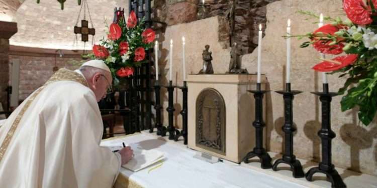 Papa Francesco firma enciclica "Fratelli tutti" sulla tomba di San Francesco d'Assisi (foto da Twitter)