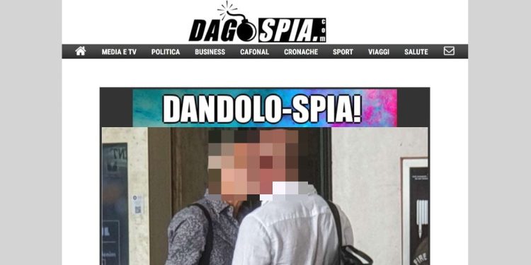 Cantante famoso bacia un uomo, foto di Dagospia