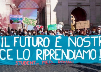 Un momento della manifestazione Fridays for Future a Roma (Foto: LaPresse)