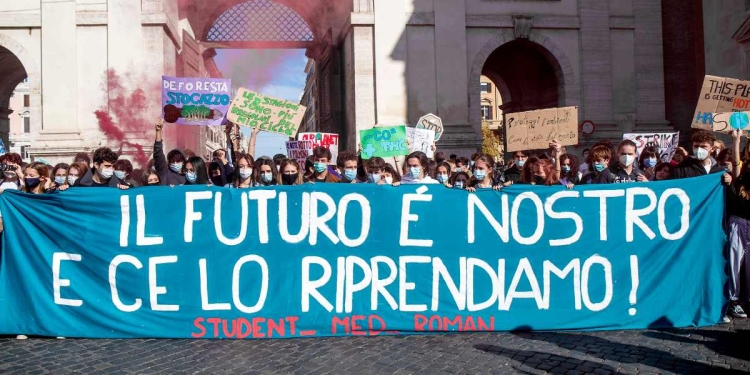 Un momento della manifestazione Fridays for Future a Roma (Foto: LaPresse)