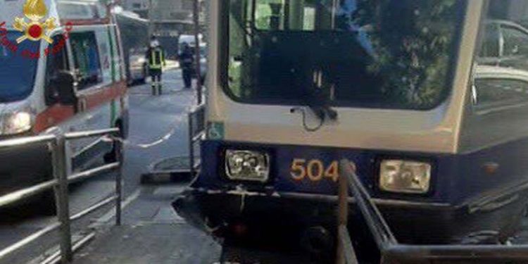 Tram deragliato a Torino (Twitter)