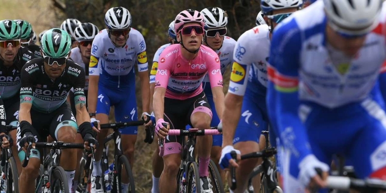 Uno scatto dal Giro d'Italia 2020: Joao Almeida in maglia rosa (Foto LaPresse)