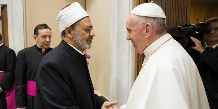 Papa con l'imam di Al Azhar