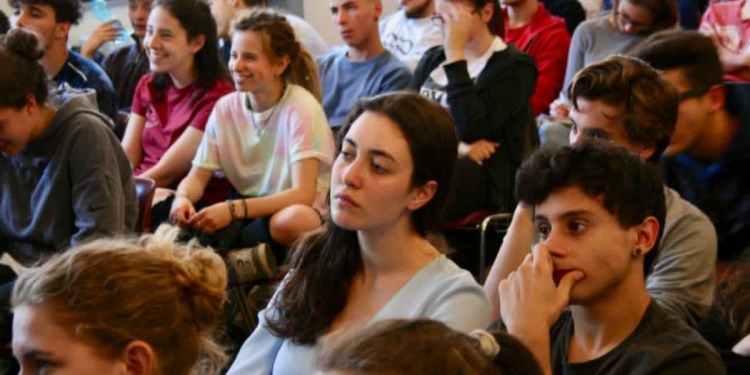 Studenti delle scuole della Fondazione Vasilij Grossman, in via Inganni 12, a Milano