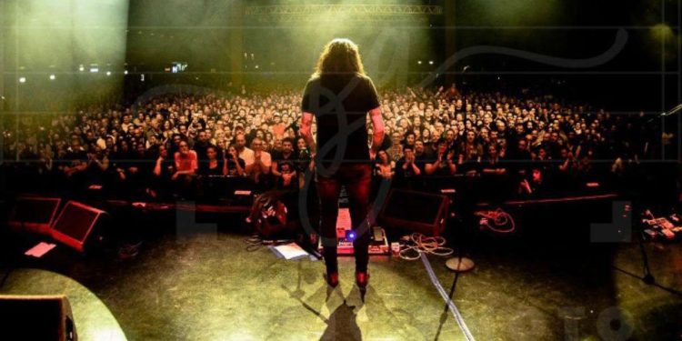 Omar Pedrini sul palco del Fabrique