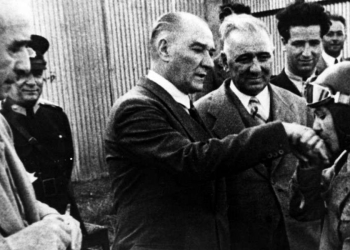 Al centro, Mustafa Kemal  Atatürk (1881-1938) con la figlia Sabiha Gokcen (LaPresse)