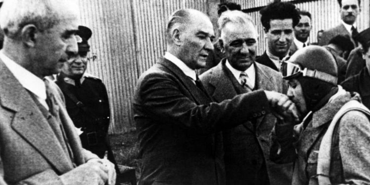 Al centro, Mustafa Kemal  Atatürk (1881-1938) con la figlia Sabiha Gokcen (LaPresse)