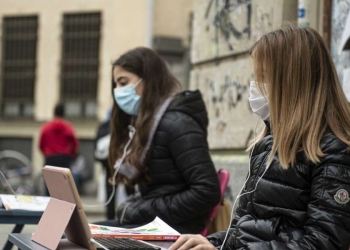 Studenti in protesta a Torino contro la Didattica a distanza (LaPresse)