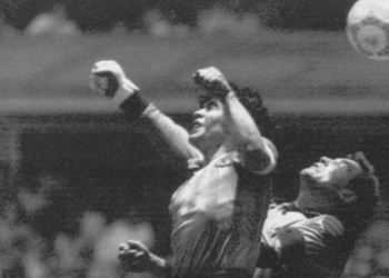 Diego Armando Maradona segna il gol di mano (la "mano de Dios")  contro l'Inghilterra il 22 giugno 1986 (LaPresse)