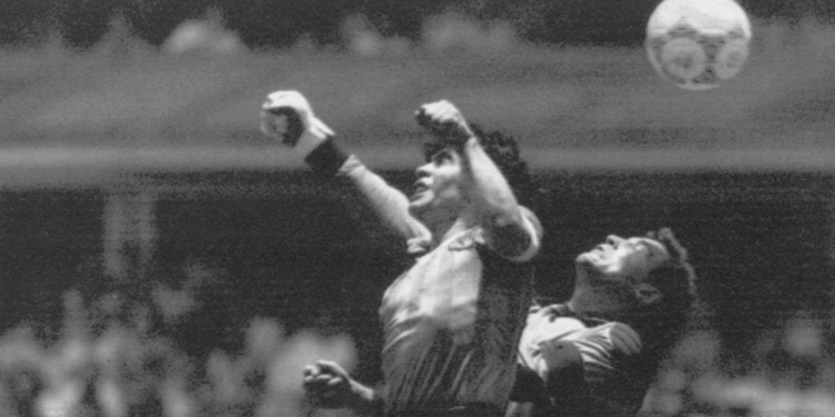 Diego Armando Maradona segna il gol di mano (la "mano de Dios")  contro l'Inghilterra il 22 giugno 1986 (LaPresse)