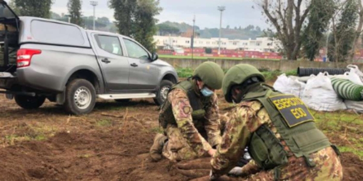 Artificieri Esercito in azione a Trigoria, foto da Twitter As Roma