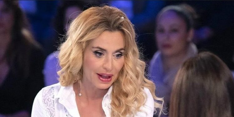 La showgirl Valeria Marini nel salotto di ‘Verissimo’