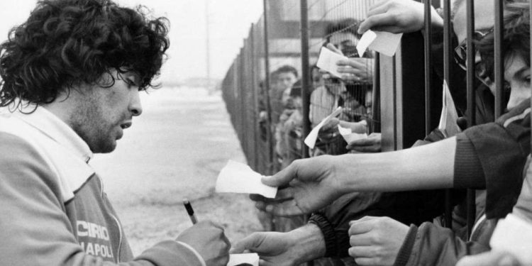 Diego Armando Maradona firma autografi a Napoli negli anni 80 (LaPresse)