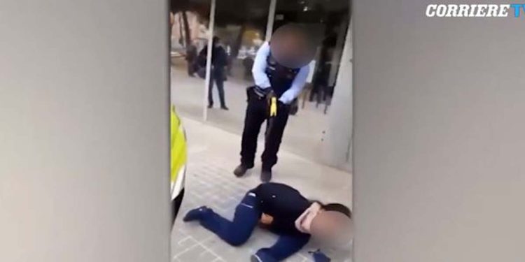 Polizia spara a ragazza col taser, da video