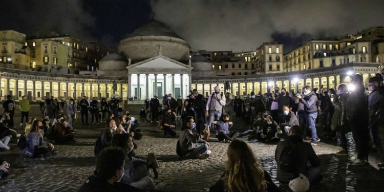 Napoli, protesta contro il lockdown in Piazza del Plebiscito (LaPresse)